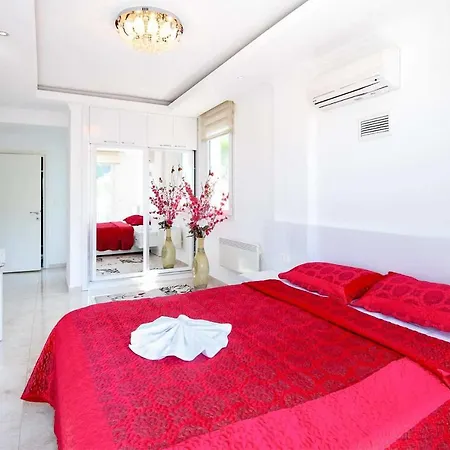 Sleeps 8 Air Con Wifi