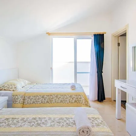 Sleeps 8 Air Con Wifi Villa