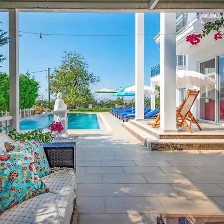 Villa Sleeps 8 Air Con Wifi