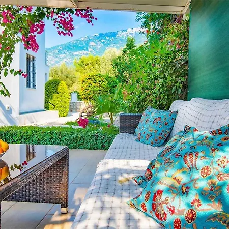 Sleeps 8 Air Con Wifi Villa